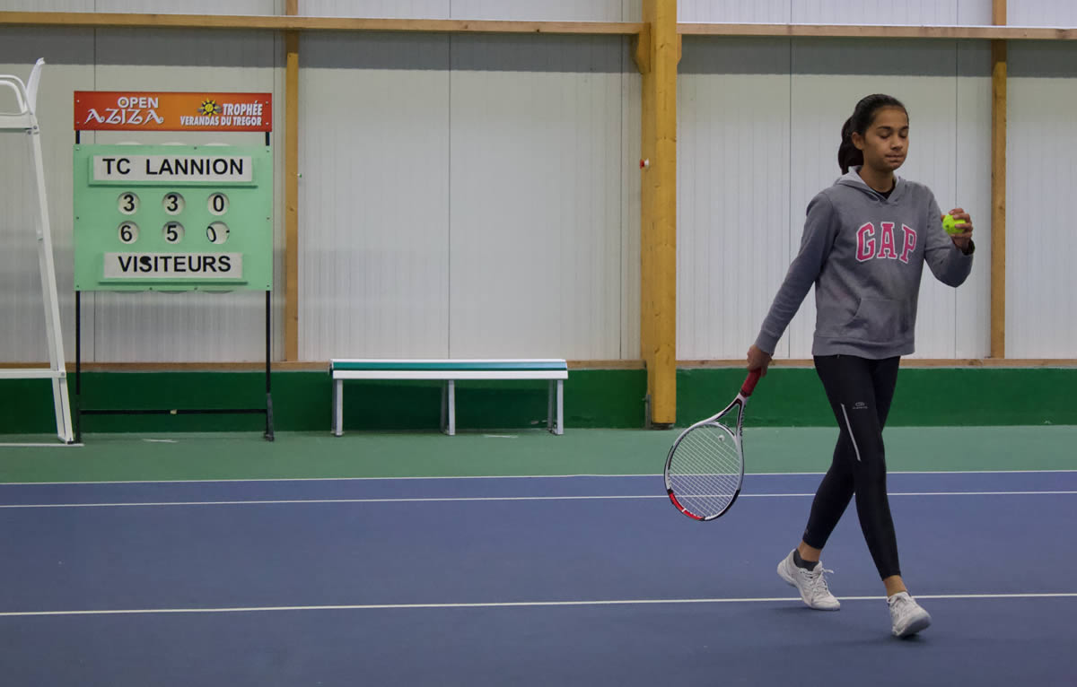 Adolescente jouant au tennis
